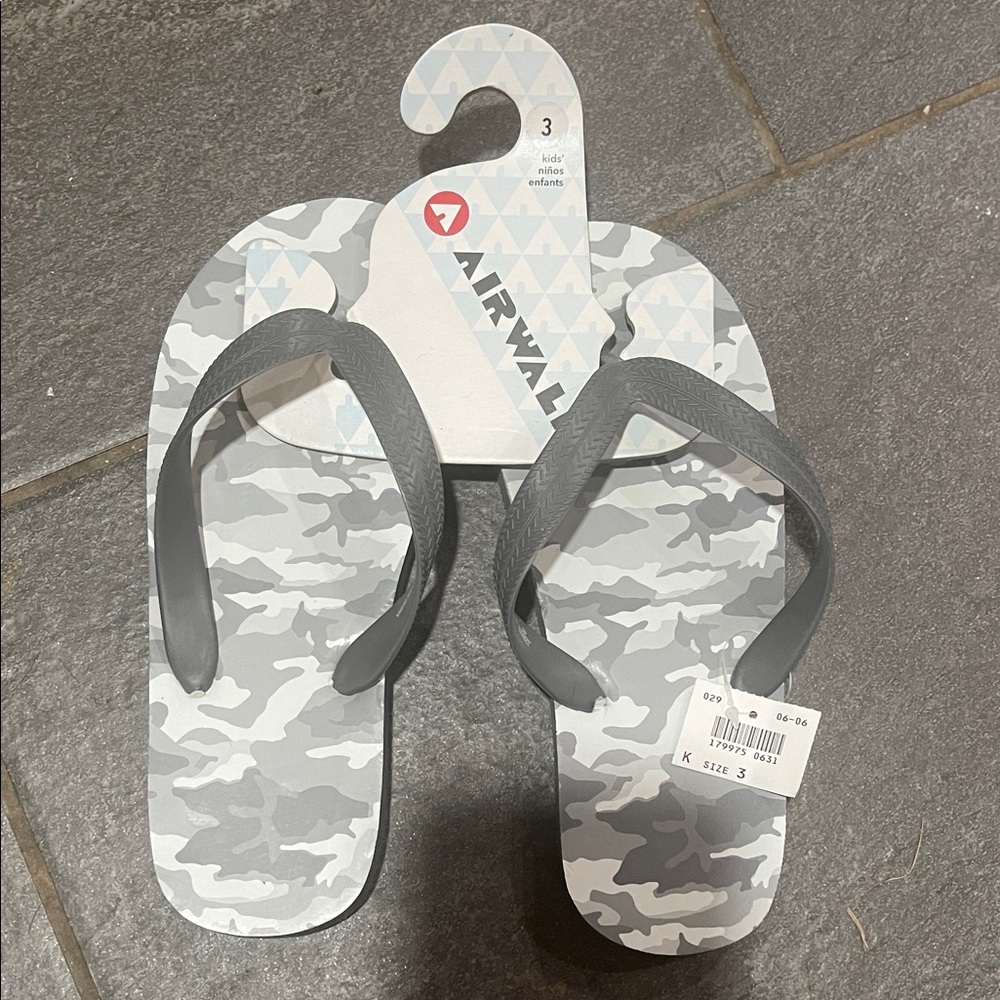 Kids Airwalk Camouflage Flip Flops. Size 3. NWT
